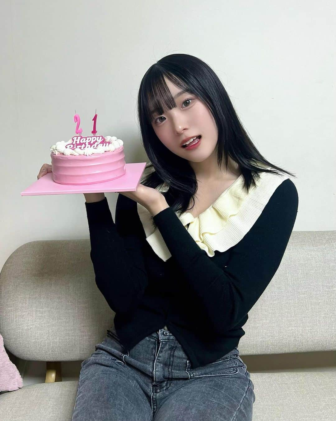 じゅんなさんのインスタグラム写真 - (じゅんなInstagram)「21歳の誕生日🎂 ストーリーとかDMで祝ってくれてありがとう🥹💓めっちゃ嬉しい！⸜( ˶'ᵕ'˶)⸝ 全部ゆっくり見るね！🥰 学校とか終わったらまたライブするね！！🥲 いつもありがとう〜💓」11月15日 20時10分 - junnadayoo