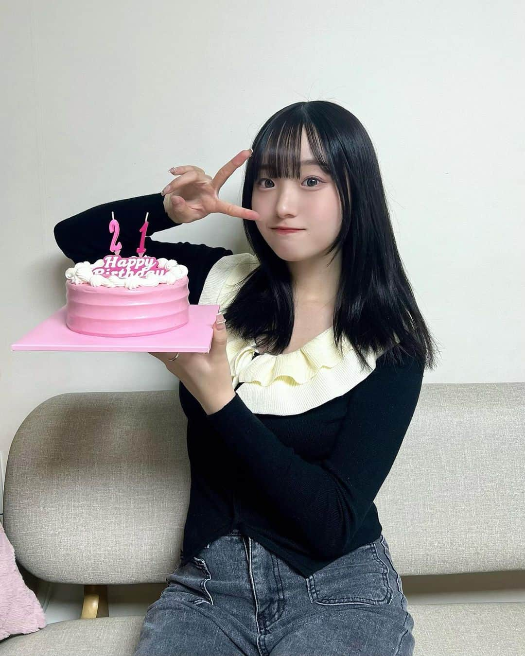 じゅんなさんのインスタグラム写真 - (じゅんなInstagram)「21歳の誕生日🎂 ストーリーとかDMで祝ってくれてありがとう🥹💓めっちゃ嬉しい！⸜( ˶'ᵕ'˶)⸝ 全部ゆっくり見るね！🥰 学校とか終わったらまたライブするね！！🥲 いつもありがとう〜💓」11月15日 20時10分 - junnadayoo