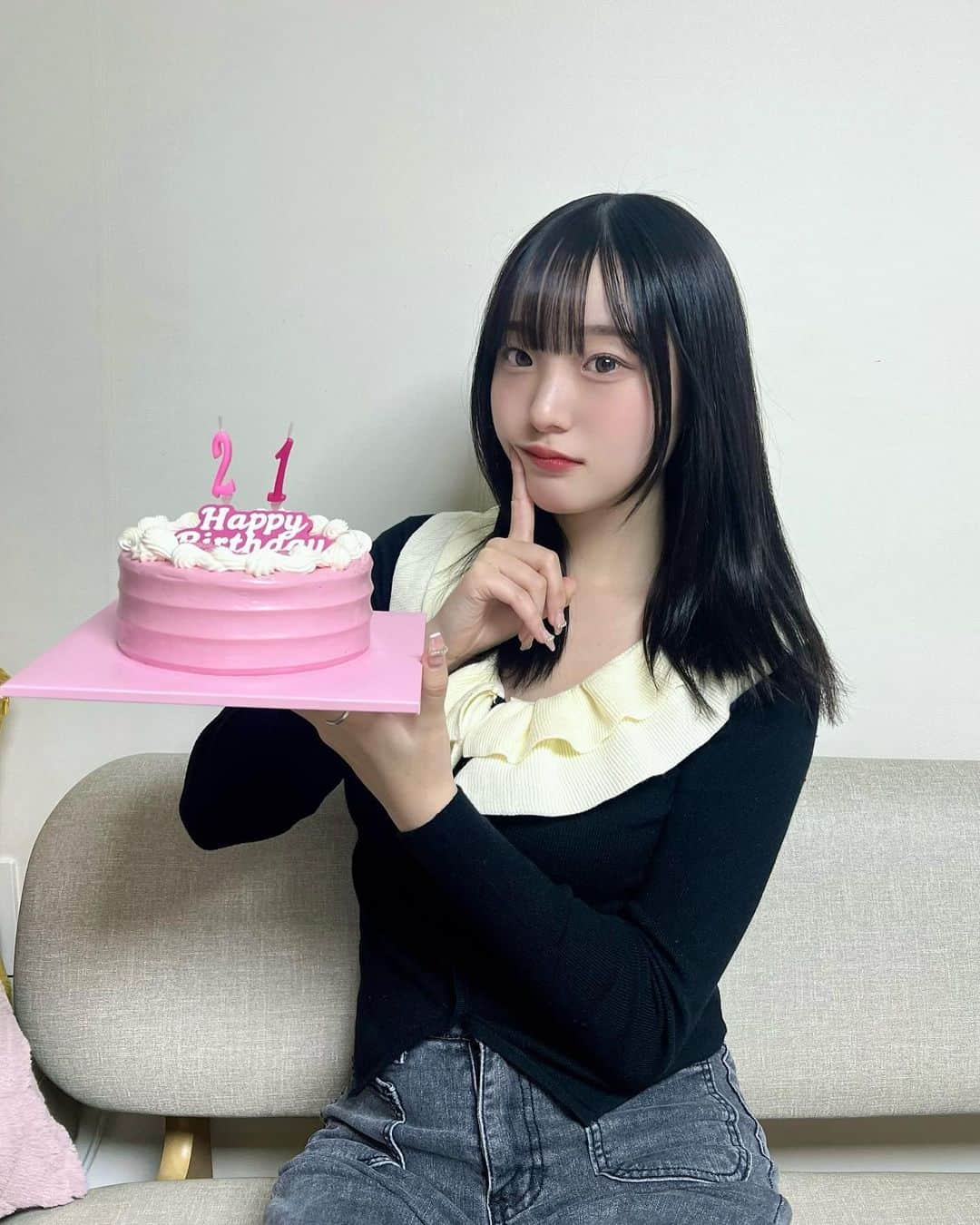 じゅんなのインスタグラム：「21歳の誕生日🎂 ストーリーとかDMで祝ってくれてありがとう🥹💓めっちゃ嬉しい！⸜( ˶'ᵕ'˶)⸝ 全部ゆっくり見るね！🥰 学校とか終わったらまたライブするね！！🥲 いつもありがとう〜💓」