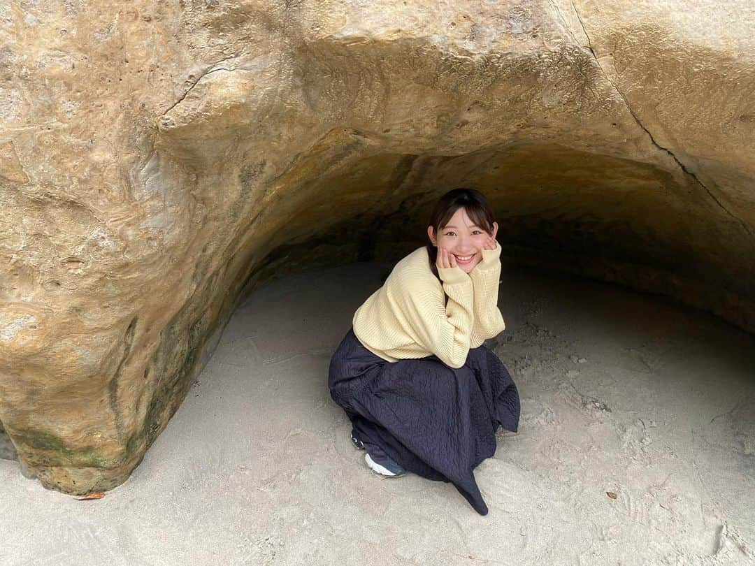 小林茉里奈さんのインスタグラム写真 - (小林茉里奈Instagram)「🪨 昔から隅っことか狭いところが好きで、見つけると入りたくなります。🤣笑 共感してくれる方いますか…😊？  #すみっこぐらし 🤭笑 #高戸小浜海岸  #高萩市 #茨城 #茨城観光」11月15日 20時10分 - marina_k224