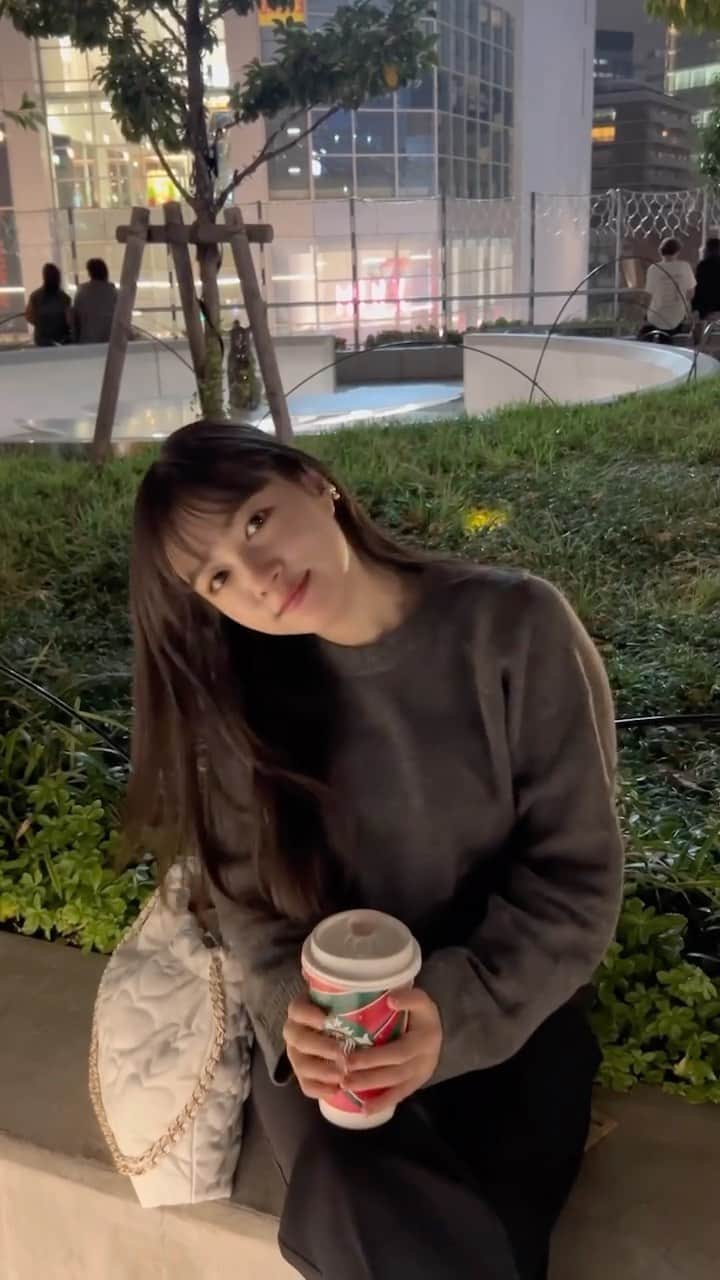 中嶋桃花のインスタグラム：「最近の色々、動いてる私😃  もう街はクリスマスモード🎄 冬の装いと、冬の曲が好きなわたしはこの街並みが大好きなんです♡  この時期の楽しみは寒さを感じながらキラキラの街並みの中歩くこと✨」