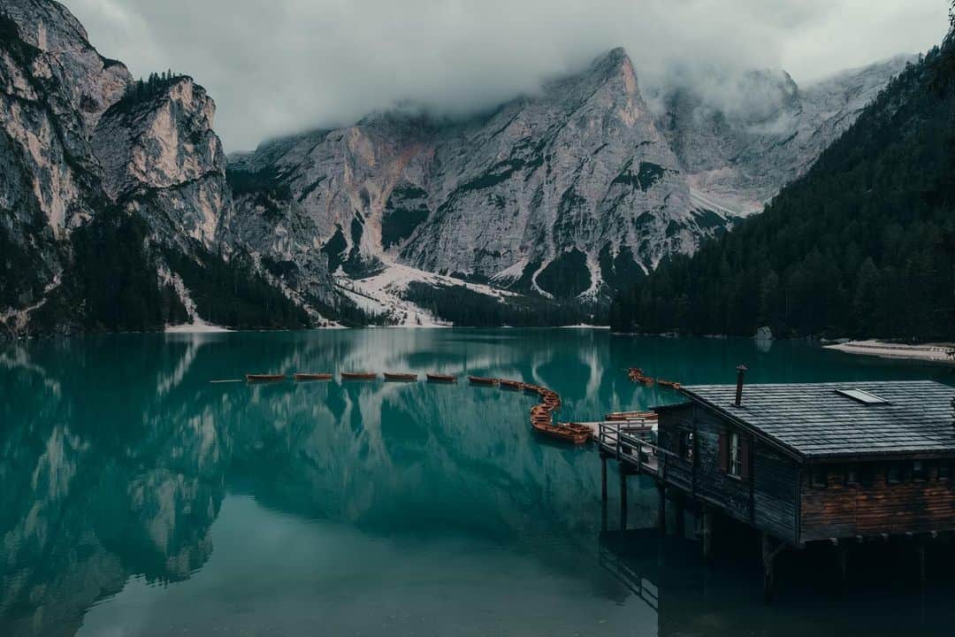 Fujifilm UKのインスタグラム：「Gloomy evenings over Pragser Wildsee.  "This actually wasn’t the shot I had in mind when I arrived at this location. The sun was setting and I was losing light, but I took in a moment to stop and embrace my surroundings.   "Just off the path, there was a way I could climb up to higher ground to gain a different perspective, this is what led me to this stunning view, one that I will never forget. Always take the time to embrace your surroundings and envision that perfect shot."  📸: @by.leighton  #FUJIFILMXT3 XF16mmF1.4 R WR f/8, ISO 3200, 1/25 sec.」