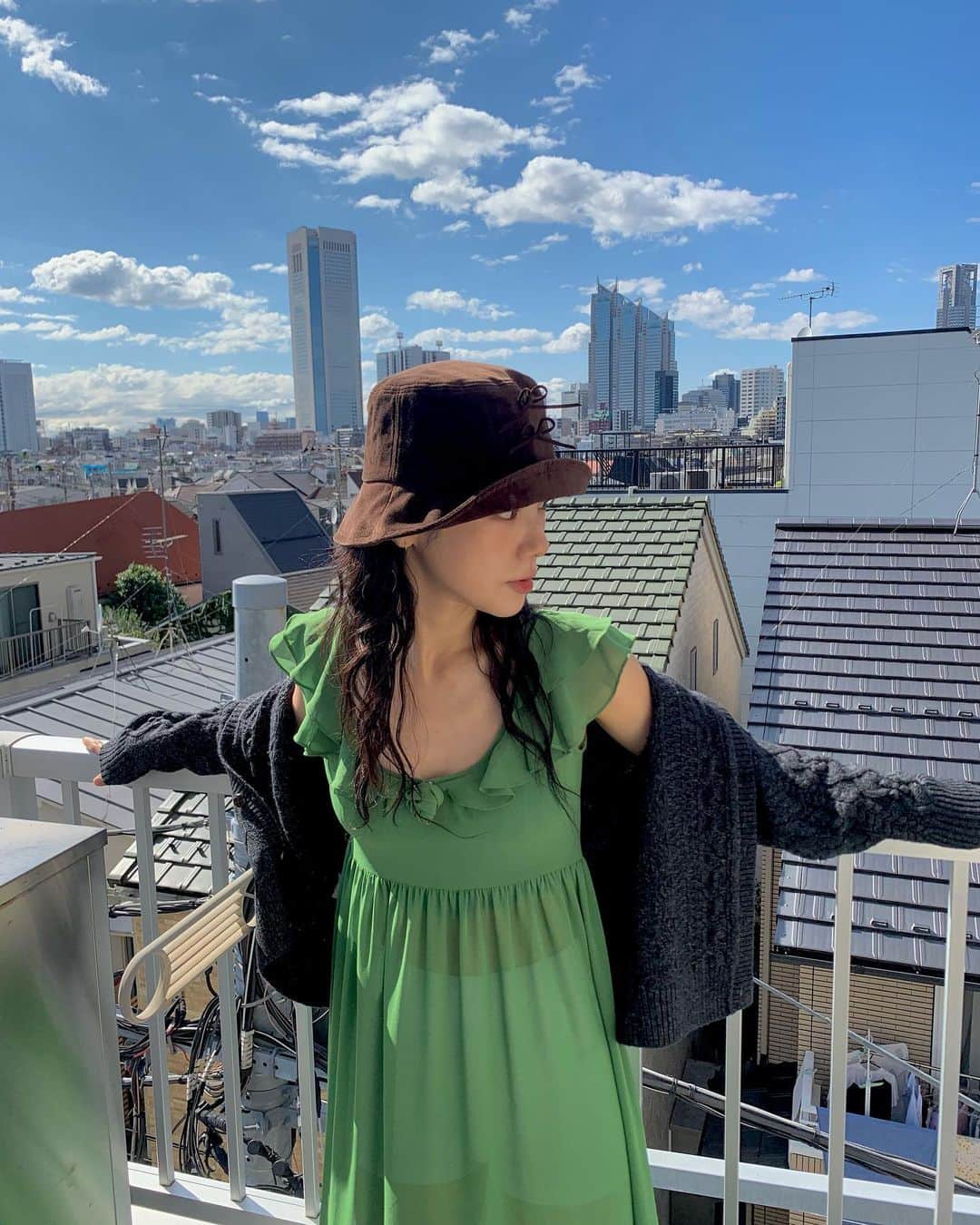 solsolのインスタグラム：「겨울시러어…나만 여름 좋냐구ㅜㅜ 　｡・｡∧_∧｡・｡ ｡ﾟ 　( ﾟ´Д｀)　 ﾟ｡ 　　o( U U 　　　'ｰ'ｰ' 요노쎄 겨울 모자랑🎀플레따에서 산 원피스입구 위에 니트 가디건 걸쳐입기🦭겨울+여름=겨름…」