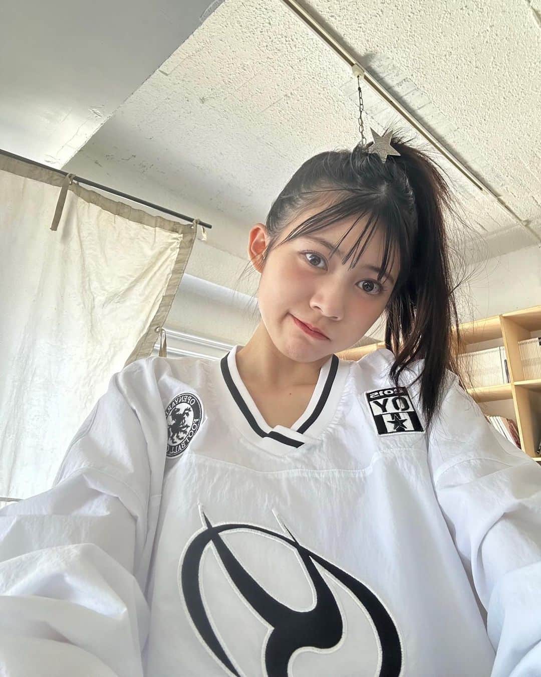 のインスタグラム：「アップバージョン☆彡.。  ハイポニーに星のアクセ可愛すぎた🤦🏻‍♀️  みんなどのカットが好きだった~??  #吉本麗南#ニコラ#nicola#ニコラ12月号発売中#ニコモ」