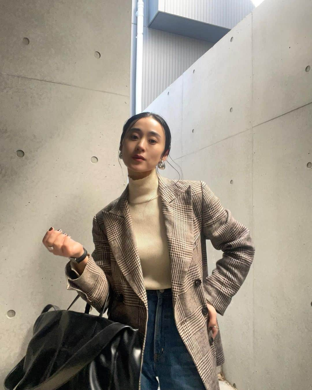 長屋なぎさのインスタグラム：「お洋服。  jacket: @caban.jp  tops: @auralee_tokyo  denim: @shinzone_official  bag: @ua_greenlabel × @nagisanagaya × @aluna.jp.official  ring: @blanciris_official」