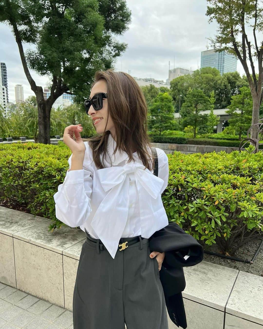 吉田理紗のインスタグラム：「．  フリル襟×ボウタイが 可愛いシャツお気に入り🥰  買い直したサングラス もうなくさないぞー🕶️  #sirin #jimmychoo #celine #シリン #低身長コーデ #ママコーデ #セリーヌベルト #ジミーチュウ」