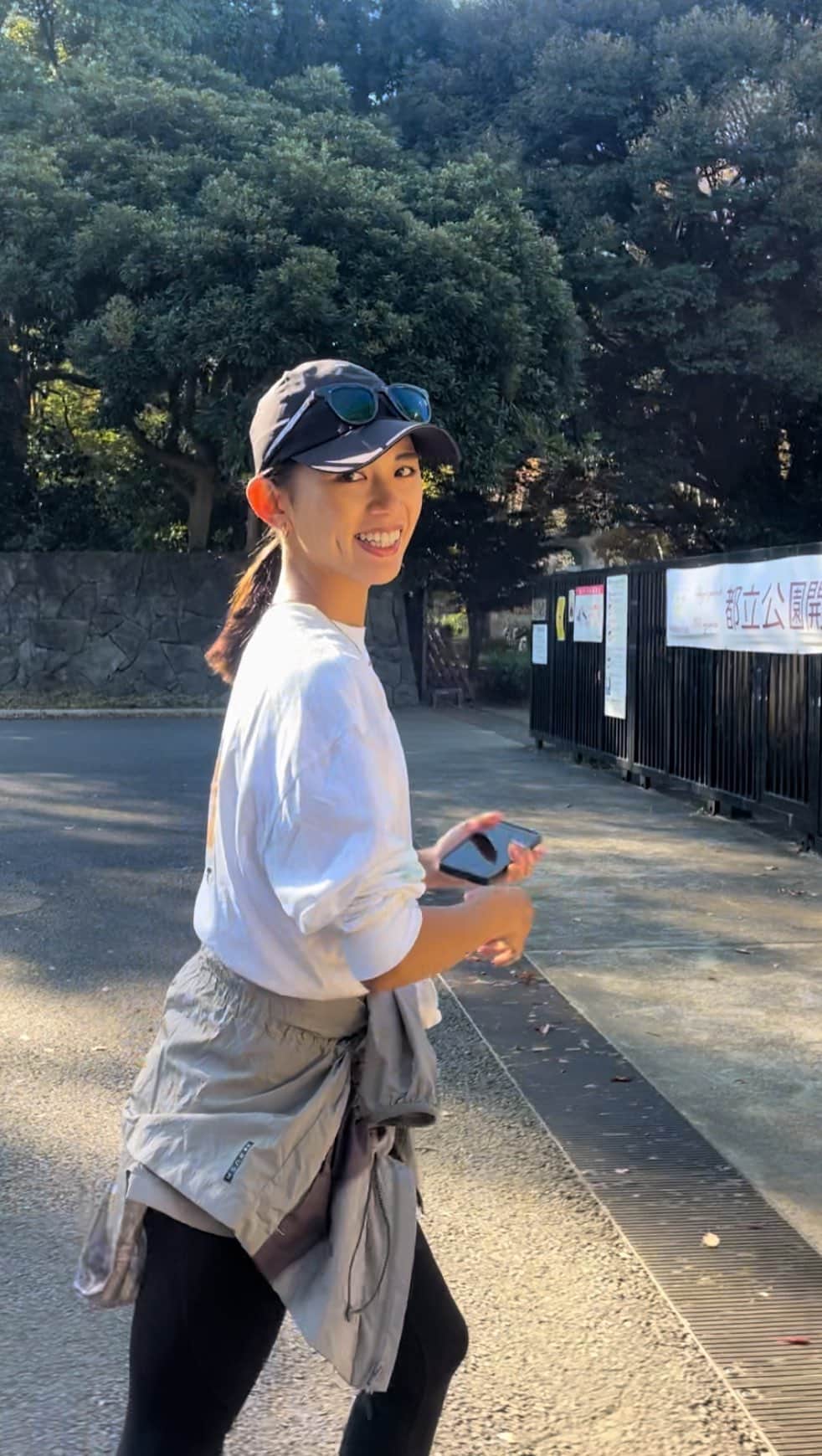 坪井ミサトのインスタグラム：「運動で心も身体も健康に♡  朝から友達と代々木公園で待ち合わせ🤝 トータル10km走ってご褒美パン🍞  代々木公園から走って1km 📍 @cobo_richi   いろんな味のベーグルや 季節のベーグルサンドがたくさん！ veganもあったよ！ どれも美味しそうすぎて迷う😭  代々木公園戻って芝生の上で 一つだけ食べました🤤 たまには頑張ったご褒美も🥰  友達と走る10kmってほんと一瞬だよね！ さーたんありがとう🥰 @saachi_10   運動すると自然と笑顔が溢れる😊  #運動 #運動で健康に #run #running #ご褒美パン #ランニング #workout #健康 #gym」