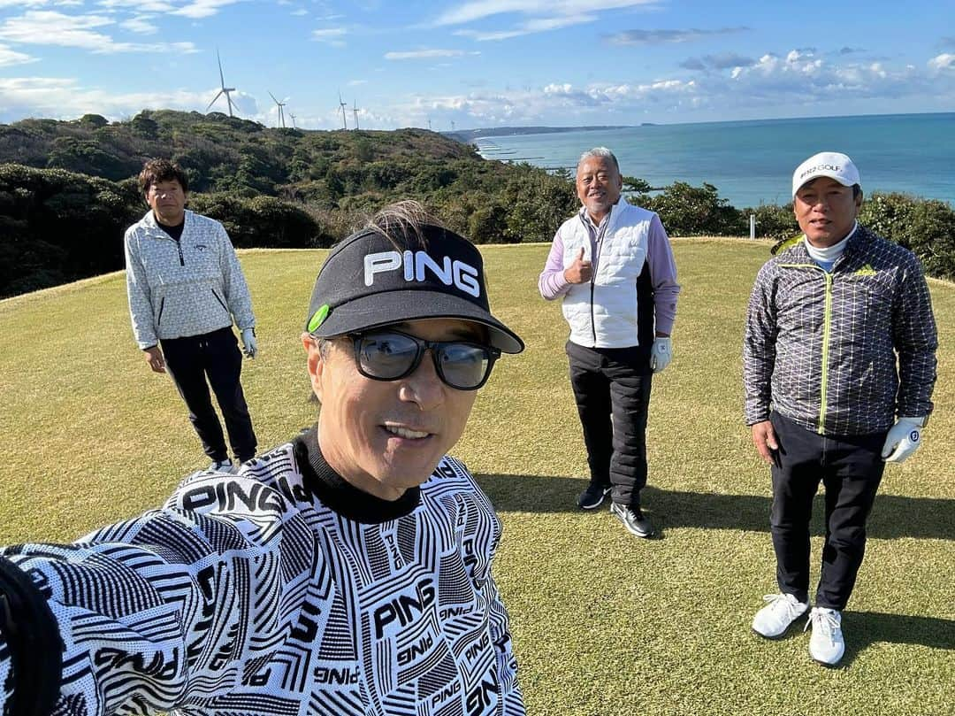 黒田アーサーのインスタグラム：「今日は日本女子オープンの会場  芦原ゴルフクラブ⛳️でラウンド！😊👍  スタートしてからずっと快晴でしたが、  最終ホール⛳️を終わった途端に雷⚡️と  豪雨☔️になりギリギリセーフでした😅  日本海が見渡せる素晴らしいコース！  でもさすがメジャートーナメント会場、  めちゃ難しかったです😅💦  #芦原ゴルフクラブ海コース  #日本女子オープン🏆  #日本海 #超難コース💦」