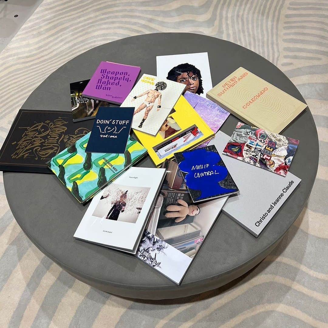 相澤樹のインスタグラム：「私も普段利用させて頂いてる、KOMEHYOさんが．新しいコンセプトのKOMEHYO SHIBUYAが明後日11/17にオープン。とにかく品揃えは圧巻でドキドキしてしまった。そして、空間作りもとにかくアートが詰まっていて、店内を歩いてるだけで刺激てきです。私は4階の買取りスペースの待ち時間タイムに読めるZINEや写真集をセレクトさせてもらいました。  オープンスペースの買取はなかなかなくて、待ち時間もストレスなく過ごせます。 また、フィッティングルームにも細部のこだわりがたくさん。 私は松の部屋にやられましたー。  とにかくみなさん遊びにきて、この空間をたのしんでほしいー！！  #出会ってしまった #komehyo_shibuya #コメ兵渋谷 #渋谷買取 #pr」