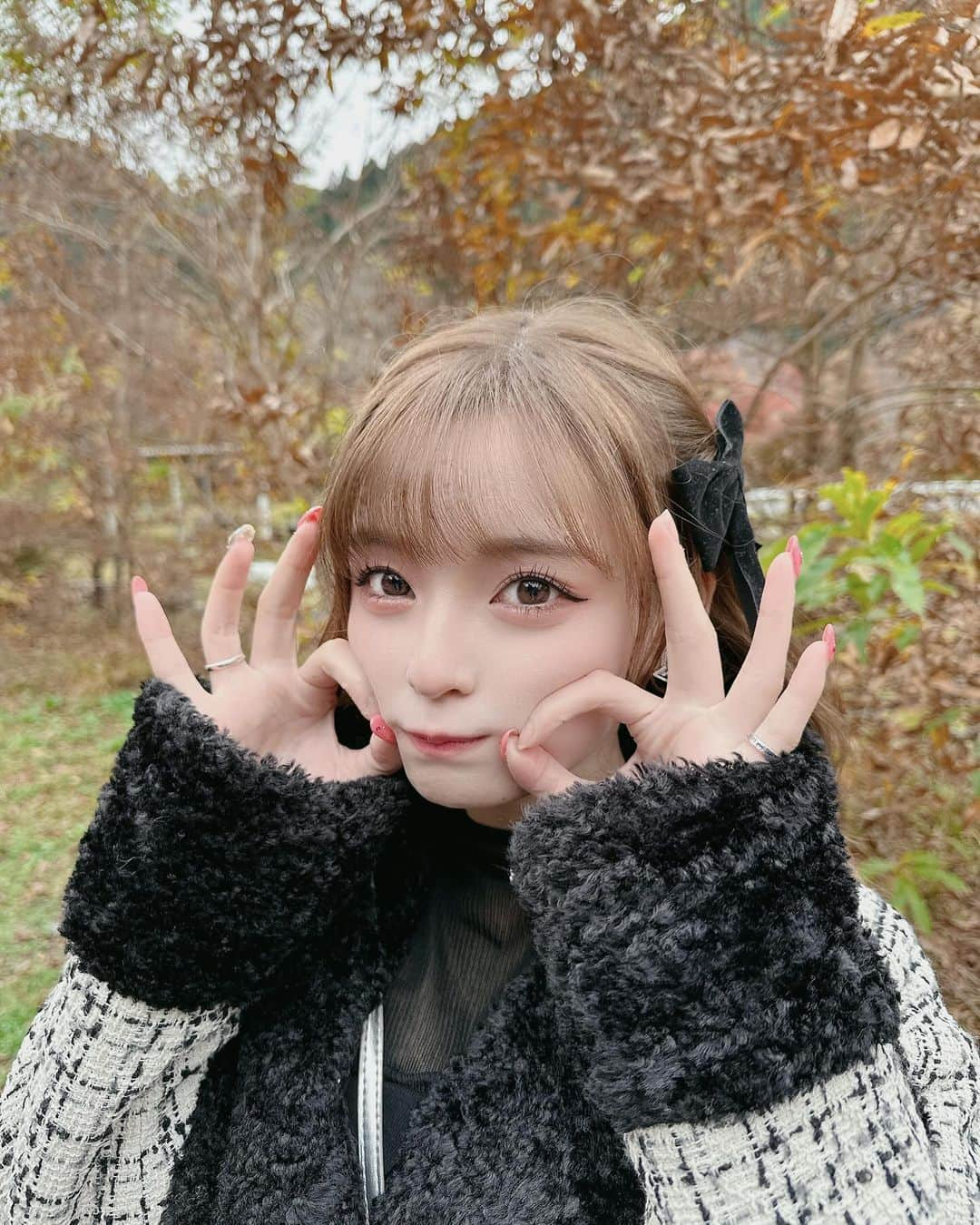 白石佑梨亜のインスタグラム：「ゆりりこーで🍎 ･ 黒のトップス一目惚れだよ！(🎀ơ ᎑ ơ) 可愛いのに暖かい♥️ 黒のおリボンとモノトーンコーデ♡🎀♡ ･  #cherimi #シェリミー」