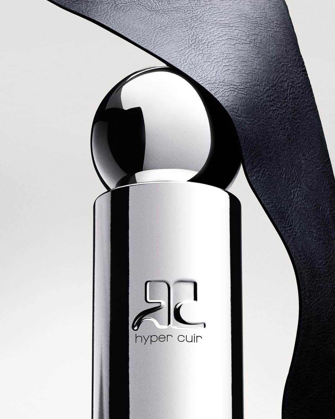 クレージュのインスタグラム：「Discover the new Hyper perfume collection imagined by @nicolas.difelice   With the Hyper fragrances, the House comes back to its essence of couturier-parfumeur. The bottle embodies the key architectural features of the house: The mirror, the sphere, the cylinder.  Available on courreges.com and in our stores.  #courregesperfumes #hypercourreges」