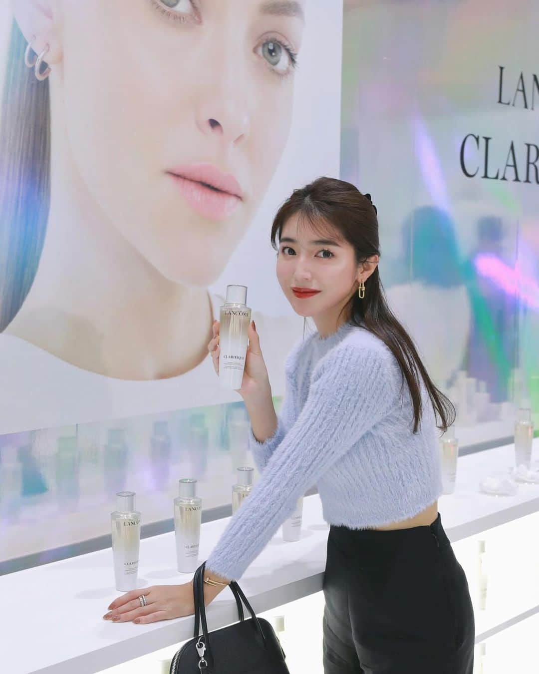 大口智恵美さんのインスタグラム写真 - (大口智恵美Instagram)「@lancomeofficial の発表会に行ってきました🤍  代表的製品である「クラリフィック デュアル エッセンス ローション」がリニューアルするとのことで、一足早く見させてもらったよ✨  クラリフィック デュアル エッセンス ローションは角質ケアと保湿が同時にでき、透明感のあるお肌への近道なんです✨  リニューアルした新製品は従来品からなんと8倍の保湿持続力があるそうです！🤍  夏が終わってから美白宣言をした私にとって、日々のケアで理想に近づけるアイテムがあるととっても嬉しいです🤍  肌本来の保湿と生まれ変わりをサポートする「酵素」の働きにも着目していて、使い続けると毛穴やくすみも気にならない透明肌になるんだそうです✨  くすみケアも保湿もしっかりできる化粧水はこれからの季節の強い味方🤍  今夜からさっそく使ってみようと思います☺️  #PR #クラリフィック #満たされ透明肌 #lancomeskincare」11月15日 20時09分 - chemiiiii