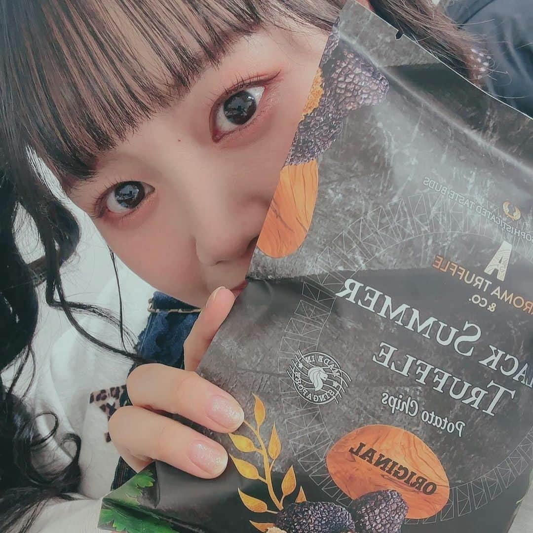 吉川ひよりさんのインスタグラム写真 - (吉川ひよりInstagram)「⁡ ⁡ ✿✿✿✿✿✿ ⁡ ⁡ 𝘚𝘰𝘳𝘢🤖⸜♥⸝ ⁡ 🎞️11月17日公開の メカバース:少年とロボット ⁡ 日本版及びグローバル主題歌を 超ときめき♡宣伝部が歌わせて頂いてます✨ ⁡ RICHI HO監督が11年もの年月をかけて作り上げたこの映画の主題歌を！沢山のご縁のお陰で歌わせていただける事になりました☺️ ⁡ 11年前私は11歳！ 小学生の時にもし、突然誰かが現れて、11年後に完成するロボット映画の主題歌歌ってるよ！なんて言われても私はきっと信じなれないんじゃないかなと思います！ 監督や、スタッフさん、キャストさん、小野賢章さん、花江夏樹さんをはじめとする豪華声優陣の皆さんの命が吹き込まれているこの作品のエンドロールに自分たちの歌っている曲が流れる！本当に嬉しいです✨ ⁡ MVが公開されたり！サブスク解禁されているのでたくさん「Sora」を聴いて頂いてると思いますが！ 映画を観た後の「Sora」は、更に魔法がかかったように聴こえると思います！ 是非映画と一緒に楽しんで貰いたいです😉💚 ⁡ パンフレットと、 シンガポールのポテチを添えて~ ⁡ ⁡ #piyochanstagram #映画 #メカバース:少年とロボット #ロボット映画 #超とき宣 #空　#夕日　#夕方の空  ⁡#ノーマル #最近のSora」11月15日 20時09分 - hiyori_yoshikawa_official