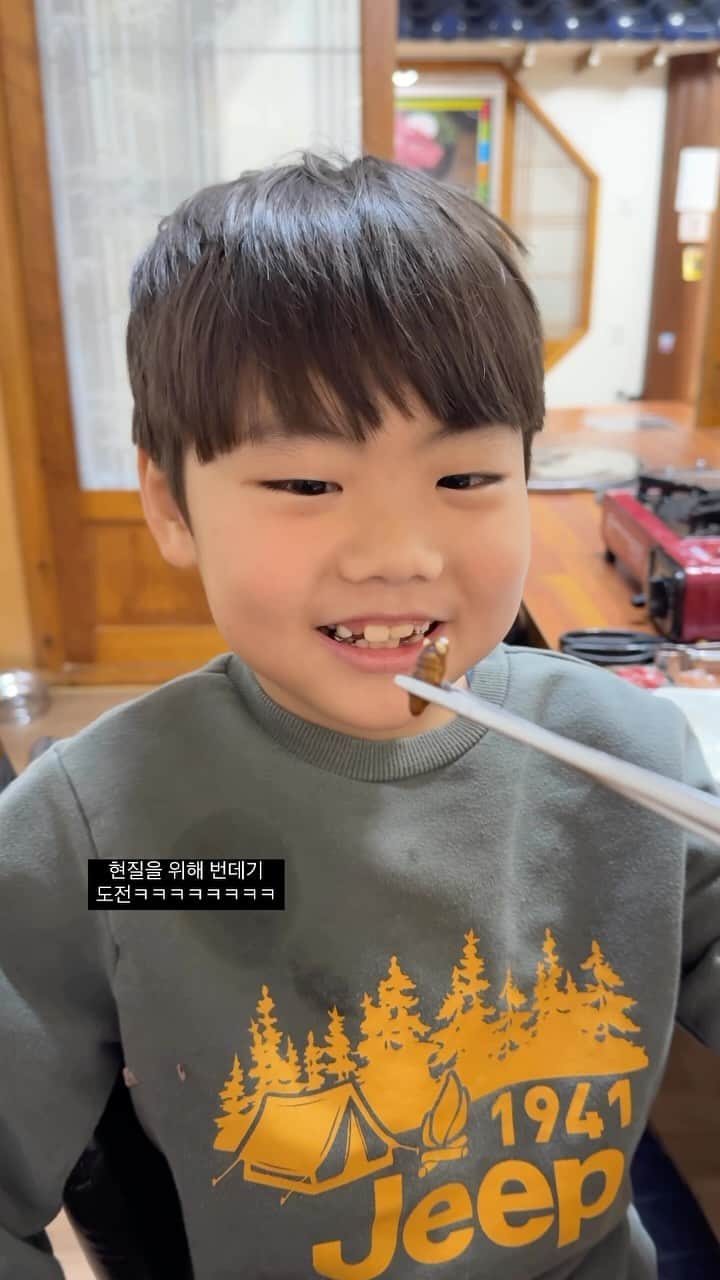 ホン・ヨンギのインスタグラム：「태어나서 처음먹어보는 개꿀맛 번데기 ❤️‍🔥」