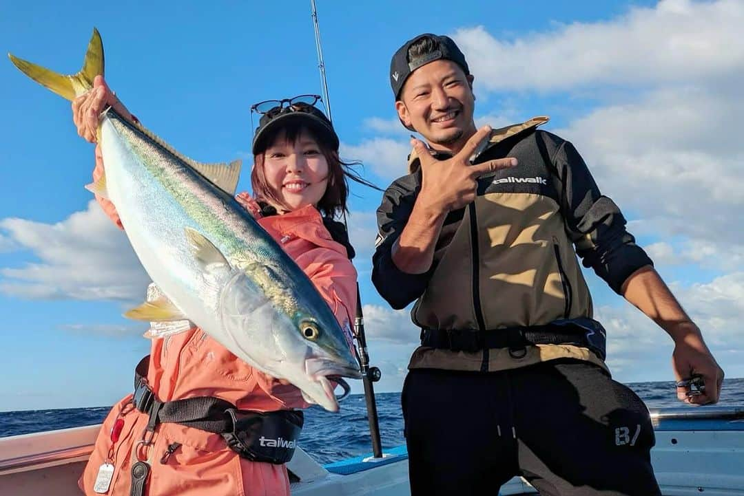 井上直美さんのインスタグラム写真 - (井上直美Instagram)「今夜この後！21時放送『Splash！アラソルト18』 玄界灘で限界突破！秋の青物ジギングです♪  今回は秋の玄界灘で思いっきりジギングを楽しみました。狙うのは、ヒラマサ、ブリ、カンパチの青物3大スターを中心とした様々な魚。 玄界灘をテーマとした課題を掲げて実釣に臨みました。 是非に観てください(^_^)  🐟タックルデータ🐟 ロッド♡テイルウォーク JIGFORCE MB S613 リール♡テイルウォークSTEALZ 6000 ライン♡テイルウォーク PowerEye WX8 3号 リーダー♡フロロカーボン 50lb メタルジグ♡110～300g  　#PR  #テイルウォーク　#青物ジギング　#玄界灘　#限界突破　#釣りビジョン　#splash  #アラソルト」11月15日 20時19分 - naochingyo