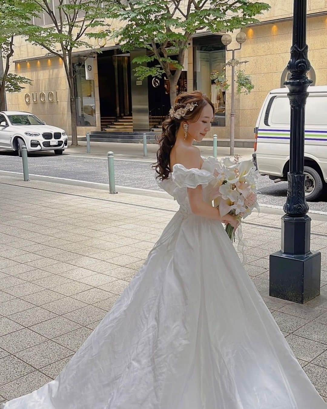 中村りおんさんのインスタグラム写真 - (中村りおんInstagram)「Happy Wedding 💒💍 この前お姉ちゃんの結婚式やった🤍 美しすぎたよ〜✨ 昔はよく姉妹で喧嘩してたなぁ(笑) これからは仲良くしていこーな😂 この日は幸せいっぱいもらえた1日でした＾＾ かれん翔太　結婚おめでとう🫶🏼 これからもよろしくね(笑)💞 ・ この日着てた可愛い振袖は2年連絡カタログさせて頂いている  @takazen_press さんの振り袖です🖤 成人式の時とは違った可愛い系統の振り袖を選んで着ました✨ ヘアーセットも着付けも有難うございました🥺 振り袖の種類も沢山あるし、本当におすすめすぎるから皆んなも成人式でも、他で借りるときでも見てみてね‪❥❥❥‬ ・ ・ #nuts #fashionista#followme#l4l #instagood#fashion#style #streetstyle #gal#likeit#liketime#model#ootd #셀카 #셀스타그램 #結婚式 #wedding #weddingphotos #takazen #タカゼン #振り袖 #振り袖ヘア」11月15日 20時19分 - rion_nakamura89