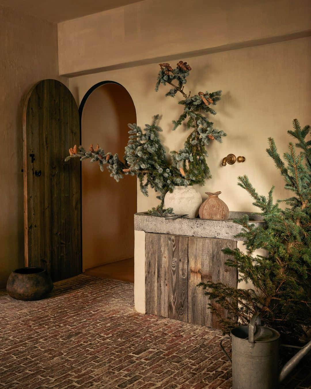 Zara Homeのインスタグラム：「GETTING READY FOR THE HOLIDAYS • Discover new ideas to decorate your home in this festive season at zarahome.com」