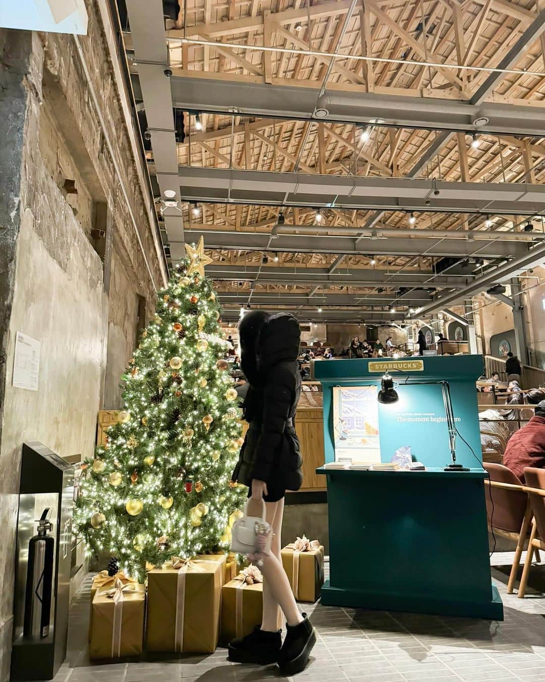 探偵ちゃんのインスタグラム：「1960年代に建てられられた廃劇場をリフォームしたスターバックスの店舗🇰🇷🤍」