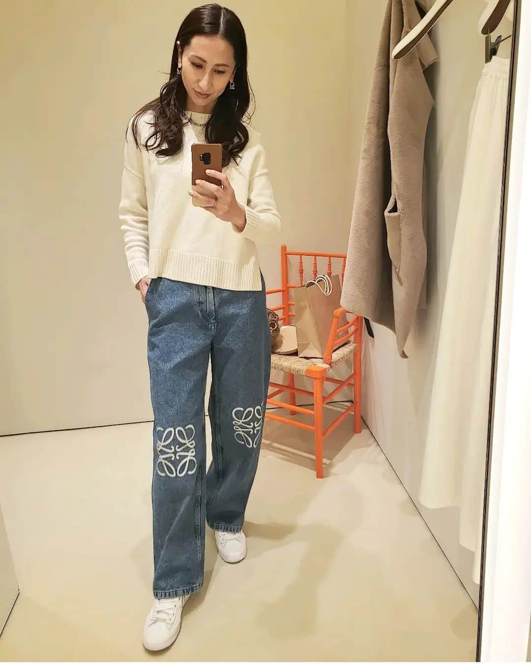 kyonkyon5577のインスタグラム：「LOEWEの👖がとっても履き心地がいい🖤 かわいいし、スタイルアップするし🖤 . . #loewe#denim#unitedarrows#nikesacai#ootd#デニムスタイル#ロエベ#ユナイテッドアローズ#デニムコーデ」