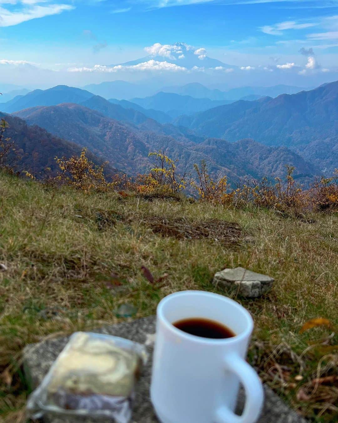 一双麻希 さんのインスタグラム写真 - (一双麻希 Instagram)「塔ノ岳では 頂上でお昼ご飯はカップラーメンと 食後に山小屋の焼菓子とコーヒーを。☕️ (めちゃ食べる笑) なんで頂上のカップラーメンってこんなに美味しいんですかね？！w マグカップで温かいコーヒーをいただけるのも嬉しかったし 最高でした..🥹  ウェアに関しても前回の投稿でコメント色々頂きましたが おニューのモンチュラフリースを💛❤️🧡 @monturajapan  紅葉カラーじゃん！てたくさん言われて🍁 山の中でも映えるし、すごくお気に入り😛☺️  #塔ノ岳 #初心者でも中級者でも楽しめる山☻  #紅葉登山 #紅葉 #登山初心者 #神奈川の山 #丹沢 #丹沢山 #秦野 #低山 #低山ハイク #富士山が見える場所 #山女 #山ガール #山好き #登山女子 #登山 #山好きな人と繋がりたい #アウトドア好き #日本の絶景 #アウトドア女子 #ハイキング #登山ファッション #登山コーデ #アウトドアファッション #モンチュラ #montura #mtfuji #japanview #いっそうまき山記録」11月15日 20時13分 - isso_maki315
