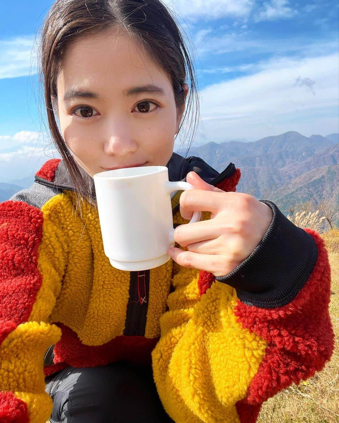 一双麻希 のインスタグラム：「塔ノ岳では 頂上でお昼ご飯はカップラーメンと 食後に山小屋の焼菓子とコーヒーを。☕️ (めちゃ食べる笑) なんで頂上のカップラーメンってこんなに美味しいんですかね？！w マグカップで温かいコーヒーをいただけるのも嬉しかったし 最高でした..🥹  ウェアに関しても前回の投稿でコメント色々頂きましたが おニューのモンチュラフリースを💛❤️🧡 @monturajapan  紅葉カラーじゃん！てたくさん言われて🍁 山の中でも映えるし、すごくお気に入り😛☺️  #塔ノ岳 #初心者でも中級者でも楽しめる山☻  #紅葉登山 #紅葉 #登山初心者 #神奈川の山 #丹沢 #丹沢山 #秦野 #低山 #低山ハイク #富士山が見える場所 #山女 #山ガール #山好き #登山女子 #登山 #山好きな人と繋がりたい #アウトドア好き #日本の絶景 #アウトドア女子 #ハイキング #登山ファッション #登山コーデ #アウトドアファッション #モンチュラ #montura #mtfuji #japanview #いっそうまき山記録」