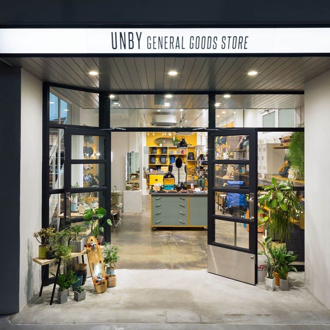 UNBY GENERAL GOODS STOREさんのインスタグラム写真 - (UNBY GENERAL GOODS STOREInstagram)「11月18日、 @unby_tokyo の中庭にて、Snugpakよりラグビー日本代表堀江翔太選手シグネチャーモデルを限定発売いたします！  日本のラグビー躍進を支えてきた、堀江翔太選手。 生粋のアウトドア好きとしても知られる堀江選手とSnugpakのコラボレーションしたモデルを発売。   今回の寝袋の一番のこだわりは「強い」寝袋であること。 ラフに扱える強い寝袋をSnugpakと一緒に作りました。 タグやスタッフサックには、堀江選手が好きなヴィンテージテイストとミリタリーテイストを。 スタッフサックも⼩さく収納するのではなく、⼤きくラフに⼊れてクッションにできるようにしています。 寝袋をキャンプに⾏くときにだけ取り出すのではなく、⽇頃から横に置いておいてアウトドアの気分を楽しめるように。   そんな想いのこもった寝袋を11月18日（土）にUNBY GENERAL GOODS STORE HARAJUKUで開催されるPOP UP EVENTにて限定発売。今回の寝袋にこめた想いを堀江選手ご本人から聞けるトークショーも実施いたします。     ================ Snugpak × 堀江翔太 SIGNATURE MODEL POP UP 開催日時：2023年11月18日（土）13:00～18:00 開催会場：UNBY GENERAL GOODS STORE HARAJUKU @unby_tokyo 堀江選手来店時間：2023年11月18日（土）13:00～15:00   ■イベント詳細 13時より堀江選⼿ご本⼈に本商品への想いを聞くトークショーを実施 商品の販売はトークショー終了後に開始いたします。 （販売開始は13時30分ごろを予定） ※トークショーはどなたでもご参加いただけますが、ご参加には当日11時より配布する整理券が必要です。 ※トークショーの整理券をお持ちの⽅から商品を販売いたします。 ================     ■堀江翔太選⼿プロフィール @shotahorie_no.2 ⼤阪府出⾝。 ⼤阪の島本⾼校から帝京⼤に進み、現在は、埼⽟パナソニックワイルドナイツに所属。 ポジションはスクラム最前列の真ん中に位置するフッカー。 ⼒強いスクラムだけでなく、パスやラン、それにキックといったプレーも⾼いレベルでこなせ、⽇本の躍進を⽀えてきました。 トレードマークのドレッドヘアとアスリートの中でも⽣粋のアウトドア好きとしても知られています。     ■商品詳細 -------------------------------------------- Snugpak×堀江翔太 シグネチャーモデル アンタークティカ コンフォート-22℃ 販売価格：69,000円（税込） サイズ：収納時:直径40×⻑さ58cm、 展開時:縦(⻑さ)220×横(周囲)160cm 重量：3,900g 快適使⽤温度：-22℃ 生産国：イギリス --------------------------------------------  Snugpak×堀江翔太 シグネチャーモデル アンタークティカ コンフォート-9℃ 販売価格：55,000円（税込） サイズ：収納時:直径35×⻑さ48cm、 展開時:縦(⻑さ)220×横(周囲)160cm 重量：2,850g 快適使⽤温度：-9℃ 生産国：イギリス --------------------------------------------     ビッグウイングオンラインストア発売開始⽇時 ■発売開始⽇時：2023年12⽉1⽇(⾦)18:00     皆さまのお越しをお待ちしております。   当日はチームSnugpakが皆様をエスコートいたします！ UNBYでは、コラボレーションモデルは11／18日のみ、原宿店限定でお買い上げいただけます。 @bigwing1995  @unby_tokyo  #ビッグウイング #bigwing #キャンプ #アウトドア #アウトドアギア #キャンプギア #outdoorgear #キャンプグッズ #アウトドアグッズ #キャンプ道具 #Snugpak #スナグパック #寝袋 #シュラフ #スリーピングバッグ #コラボレーションモデル #限定モデル」11月15日 20時14分 - unby_official