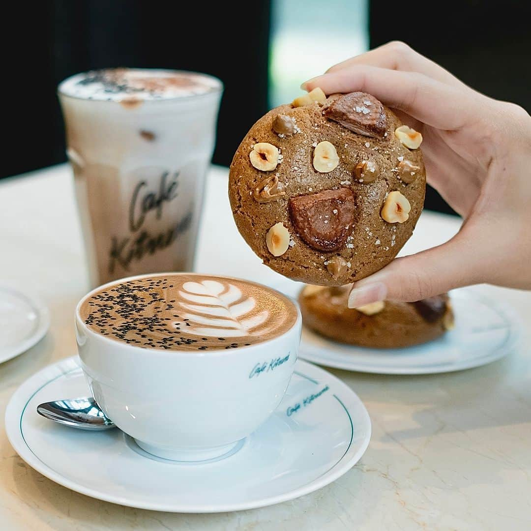 Café Kitsuné Parisのインスタグラム：「The sweet chocolate season continues at #CafeKitsuneJakarta Come discover our new exclusive offer:   🌰 Hazelnut chocolate cookies  🍫 Hot or Cold Kuro Goma chocolate   #CafeKitsune #CK #JakartaCafe」