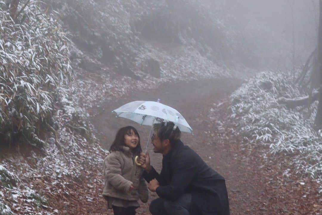 櫻内渚さんのインスタグラム写真 - (櫻内渚Instagram)「初めて登った石鎚山。今回は成就社まで。 まさかの初雪。 娘、テンション上がって、はしゃぎすぎて疲れて、パパおんぶ。 いいアクティブレストになりました。  #石鎚山 #雪 #幻想的な世界 #雪だるまつくろう #shikokucameraclub  #shikokucameraclubフォトコン2023  #愛媛観光 #櫻内家のお出かけ」11月15日 20時15分 - sakurauchi_nagisa
