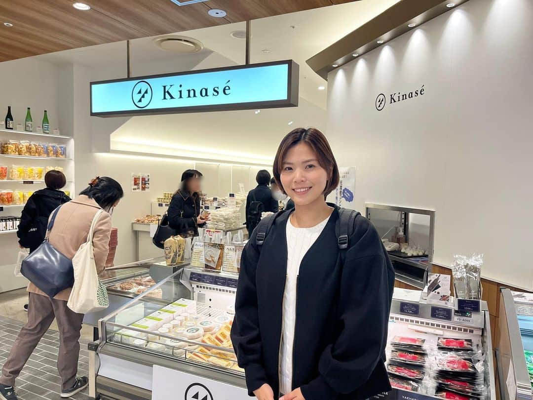 尾崎里紗のインスタグラム：「gram3がフランス・パリで出店しており横浜高島屋に期間限定オープンしている "Kinase " に行ってきました！ お酒やワインに合う食べ物がたくさん置いてあり、どれも美味しそうで選ぶのに困ってしまいます😆 ⁡ 20日までなのでぜひ見に行ってみてください！   ⁡ ⁡」