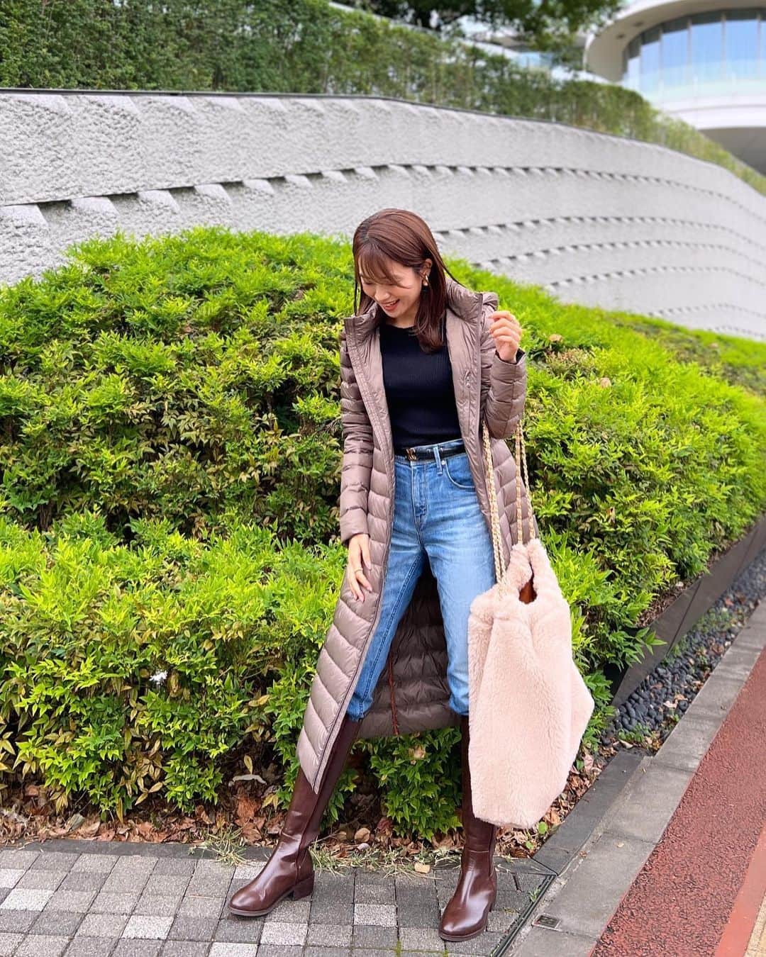 曽田茉莉江のインスタグラム：「ついにーーー！！！ ダウンコートデビュー❄️✨ 展示会でオーダーしたものです🥹 昨年もこれにしようか迷ってましたが3.４枚目のファー付きカーキダウンにしました❤️ なので今年はもう迷わずこちらにしました🥹軽いし長めの丈で温かいかなと🫶大人っぽいシルエットでとっても素敵💓 コンパクトに収納できるので 来月の海外旅行に持って行く気満々で選びました🥰 一気に冬になりましたので 軽くて温かいダウンとっても オススメです😌皆さんも 是非　@jottjapan  チェックしてみてくださいね✨  10月より高島屋の全国主要店舗、その他で POP UP が順次開催されるそうなので気になる方は是非サイトチェックされてみて下さいね😌  coat @jottjapan  tops @fray_id  denim @yanuk_official  bag  @rnyroom21   今日このモコモコバック持ってたら行く場所行く場所で褒められました🐏可愛くて沢山入ってこの冬大活躍しそうです🧸  #pr #fashion #code#ダウンジャケット #大人カジュアル」