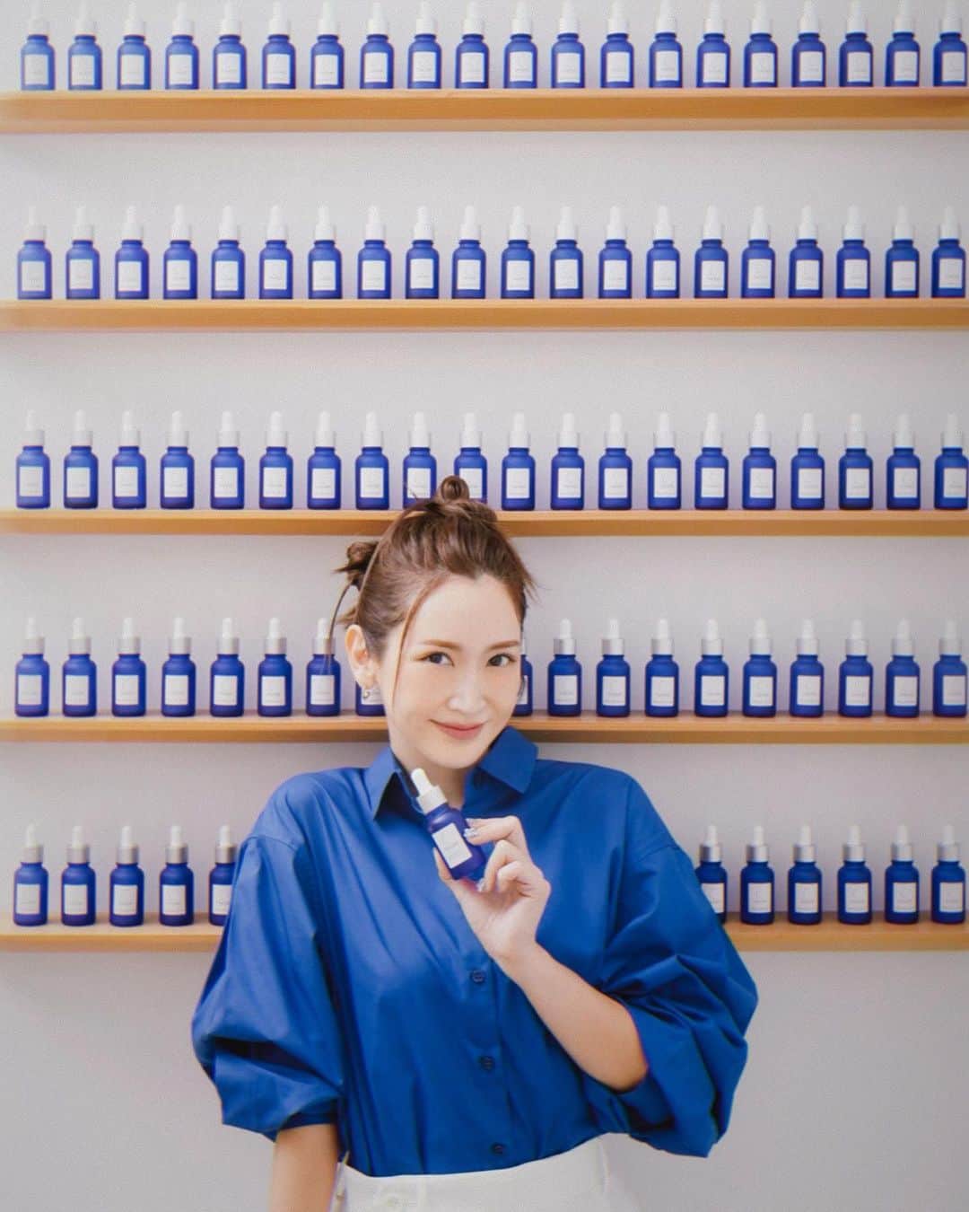 紗栄子さんのインスタグラム写真 - (紗栄子Instagram)「18歳の頃に出会ってからずーっとずっと愛用している、タカミスキンピール🩵🫧🪽  自称タカミLoverとして、当時からコツコツこのアイテムを使い続けている結果が今の私のお肌を作ってくれたと思ってます🤲🏻🎀🤍  先日タカミの店舗「TAKAMI GINZA」に初めて伺ったのですが、店舗では実際に普段のスキンケア方法の見直しや肌への触れ方など、キレイを育むためのスキンケアのコーチングを受けることができました🫡✨🫧  美しい肌のためには、毎日のおうちでのスキンケアがとっても大切。  いつものスキンケアにプラスするだけなので誰でも簡単に取り入れやすいし、本当に手放せないアイテムです😌🤲🏻🫧  伊勢丹新宿店でも11月15日(水)～11月21日(火)の間、期間限定のPOP UPをやってるみたいなので気になる方はぜひ行ってみてね🩵🤍  私も本日36歳ラストデー🎀  今日も明日も、いつもと変わらずにしっかりスキンピールでケアをして37歳を迎えたいとおもいます🫶🏻🤍🫧 #タカミスキンピール #角質美容#takamiskinpeelskincare #PR」11月15日 20時17分 - saekoofficial