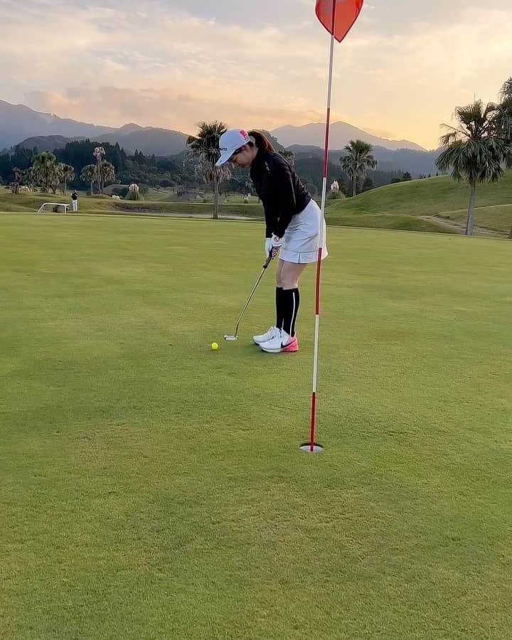 清水玲のインスタグラム：「・  いよいよ明日からダンロップフェニックストーナメント 始まりますね！！⛳️  ・  ということで、久々のゴルフ動画を😂  １００切り達成から１ヶ月、 パターのグリップを太くしたら ベスト更新できました🥰 お勧めしてくれたゴルフショップのお姉さんに感謝♡  ・  動画は家族でラウンドした時のものなんですが、 最後のミドルホールでバーディー取りました✌️✨  二つ目の動画は先輩に教わったアプリ！ YouTuber気分になれます🥳  ・  ちなみに 遠くに見えるのが父👨🏻 （カラス対策でカート見守り中笑） ハイタッチしたのは母👩🏻 （私より喜んでる？笑） 撮影は久々帰省の弟👦🏻  ・ ・  #宮崎#宮崎放送#mrt#アナウンサー #ゴルフ#ゴルフ女子#golf #ダンロップ#ダンロップフェニックストーナメント #miyazaki#スイング動画#ごるふ女子」