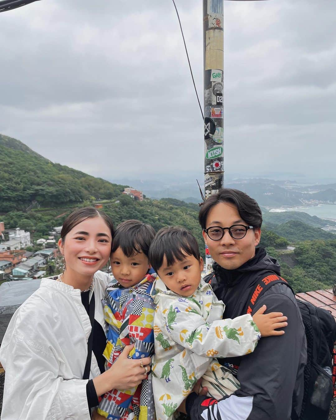 Yuki Ide | 井手 祐来さんのインスタグラム写真 - (Yuki Ide | 井手 祐来Instagram)「夫の出張に同行して、子どもたちと一緒に台湾へ🇹🇼 子どもたちは初めての海外、私も6年ぶりでこの日をとっても楽しみにしてました 初めての台湾ということもあり、定番スポットを巡る旅 夫も仕事で行くから観光はほとんどしたことないみたいで一緒に楽しめた！ とにかく楽しかった！ 日程全部が雨予報だったけど、現地では曇りの時間も多かったから 行ったみたかった九份にも行ってみた 長男くんはジブリの映画を見てたから、あの世界観にとても喜んでいて 👦🏻:パパとママ、食べ過ぎて豚にならないでね とずっと言われてた😂 中国語が全然分からなくても、挨拶だけはちゃんとしていた子どもたち 将来覚えてるか分からないけど、良い経験になってると良いな☺️ とにかく夫のおかげでめちゃくちゃ楽しめたし、言葉問題は全然大丈夫でした🙏🏻 連れて行ってくれてありがとう〜👨🏻🤍🤍  つづく #台湾旅行#台湾#家族旅行#九份」11月15日 20時17分 - yukikokubu