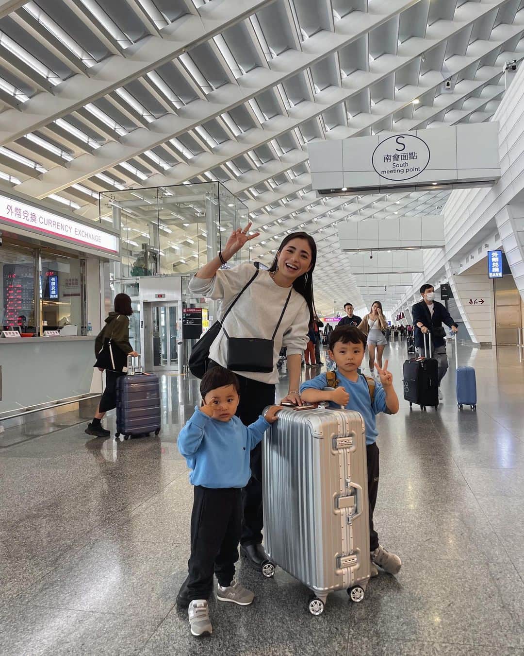 Yuki Ide | 井手 祐来さんのインスタグラム写真 - (Yuki Ide | 井手 祐来Instagram)「夫の出張に同行して、子どもたちと一緒に台湾へ🇹🇼 子どもたちは初めての海外、私も6年ぶりでこの日をとっても楽しみにしてました 初めての台湾ということもあり、定番スポットを巡る旅 夫も仕事で行くから観光はほとんどしたことないみたいで一緒に楽しめた！ とにかく楽しかった！ 日程全部が雨予報だったけど、現地では曇りの時間も多かったから 行ったみたかった九份にも行ってみた 長男くんはジブリの映画を見てたから、あの世界観にとても喜んでいて 👦🏻:パパとママ、食べ過ぎて豚にならないでね とずっと言われてた😂 中国語が全然分からなくても、挨拶だけはちゃんとしていた子どもたち 将来覚えてるか分からないけど、良い経験になってると良いな☺️ とにかく夫のおかげでめちゃくちゃ楽しめたし、言葉問題は全然大丈夫でした🙏🏻 連れて行ってくれてありがとう〜👨🏻🤍🤍  つづく #台湾旅行#台湾#家族旅行#九份」11月15日 20時17分 - yukikokubu
