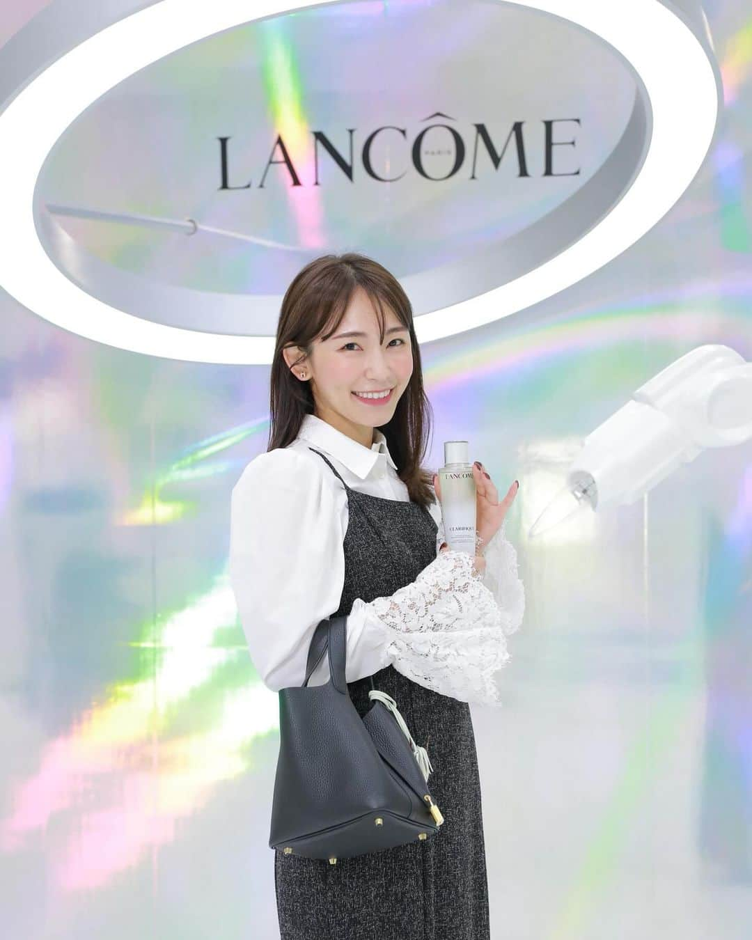 shizuka.watanabeのインスタグラム：「LANCOMEの新作発表会へお邪魔してきました♡  @lancomeofficial の大人気化粧水クラリフィックがリニューアルしたそうです♡  【クラリフィック デュアル エッセンス ローション EX】  今までにも使ったことがあるクラリフィック。 従来品から８倍*¹の保湿持続力で高保湿ケアが出来るようにリニューアルされ、乾燥する季節になってきたからこそ使いたい化粧水になってました！  【タンイドル ウルトラ ウェア リキッド N】も発表会でタッチアップしてもらったけど 本当に軽いテクスチャーなのにしっかりカバーしてくれた！つけてる感なくて素肌が綺麗になったように見えそう🫶  会場では肌状態を診断できるスキンスクリーン体験やタッチアップなどもあって楽しかったな🩷  #PR #クラリフィック#満たされ透明肌#lancomeskincare #ウルトラファンデ#lancomemakeup #ランコム　#スキンケア　#skincare #lancome」