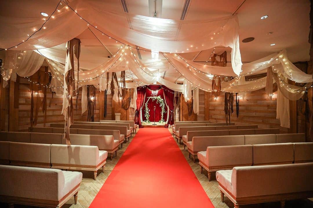 TRUNK BY SHOTO GALLERYさんのインスタグラム写真 - (TRUNK BY SHOTO GALLERYInstagram)「入場からおふたりの世界観に引き込まれていく。  #奇怪な結婚式へようこそ  ◻︎planning @uchida.tsg  ◻︎decorationdesign @iwamoto.tsg   ◻︎spacedesign @hirasawa.tsg   #trunkbyshotogalally  #trunkwedding  #渋谷松濤 #wedding #奇怪な結婚式 #chapel #挙式 #セレモニー」11月15日 20時18分 - trunkbyshotogallery