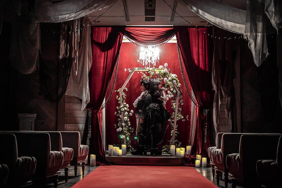 TRUNK BY SHOTO GALLERYのインスタグラム：「入場からおふたりの世界観に引き込まれていく。  #奇怪な結婚式へようこそ  ◻︎planning @uchida.tsg  ◻︎decorationdesign @iwamoto.tsg   ◻︎spacedesign @hirasawa.tsg   #trunkbyshotogalally  #trunkwedding  #渋谷松濤 #wedding #奇怪な結婚式 #chapel #挙式 #セレモニー」
