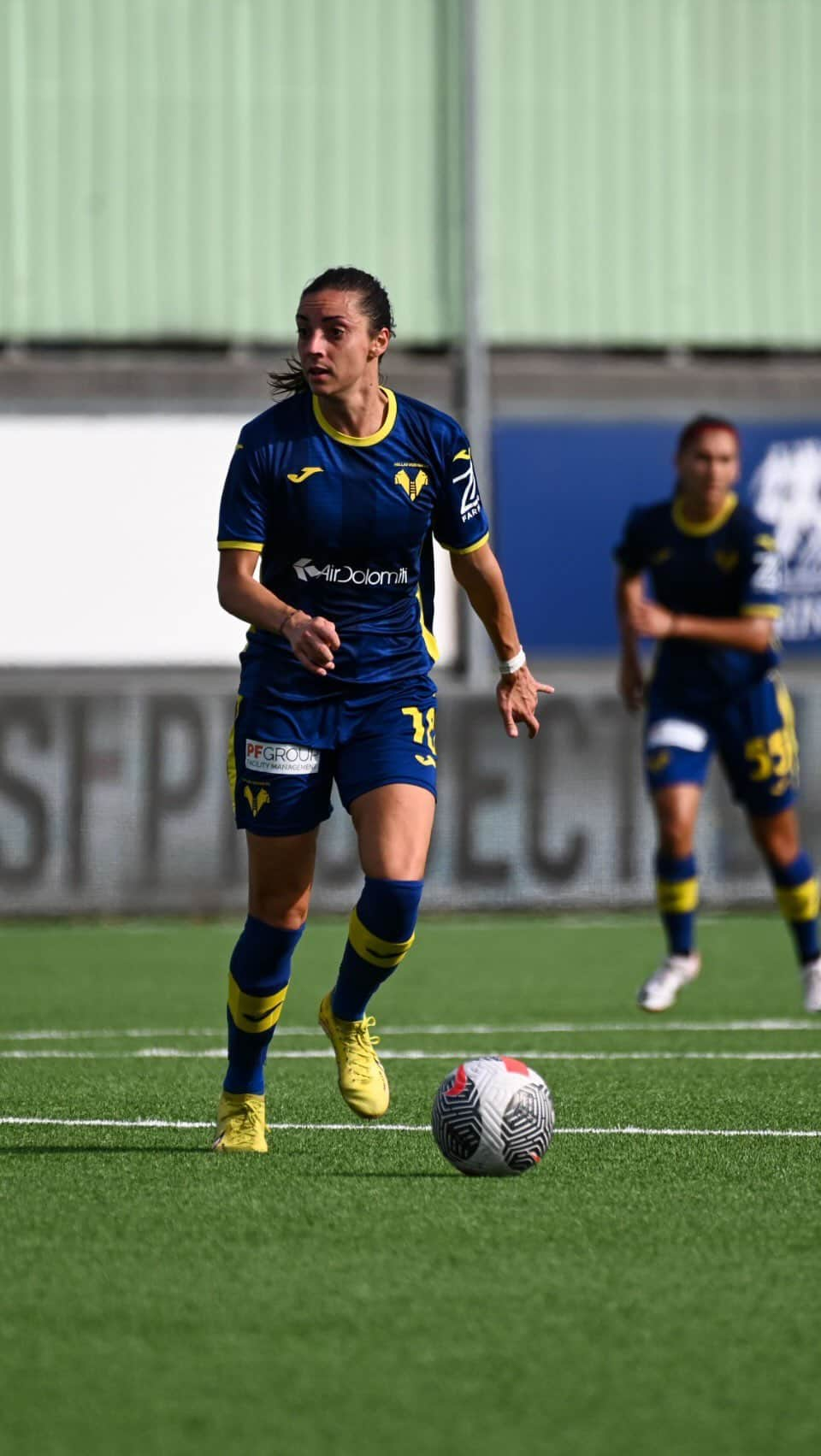 エラス・ヴェローナFCのインスタグラム：「Missile al volo di #Peretti ☄️  Le nostre ragazze hanno aperto con questo super gol la vittoria per 4-0 contro l’Arezzo 💛💙   #HVW #DaiVerona #VeronaArezzo」