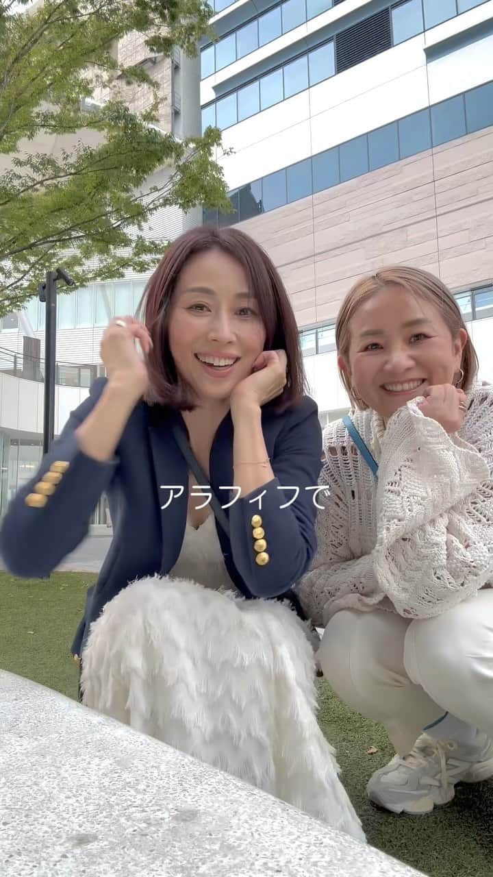 宮田綾子のインスタグラム：「アラフィフでもファッション楽しめるお友達がいるのってすごく楽しい👯‍♀️ 先月のジャパンオープン🎾の時にホワイトで合わせたホワイトコーデ🤍 行く場所によってテーマを決めてコーデ決めたりしてます👗 いくつになっても好きな格好してたい🥰  51歳 メイクやトレーニングも投稿しています💄 フォローして他の投稿もチェックしてみてね！ ❤️ @ayako__miyata ←23.2万フォロワーありがとう❤️  #アラフィフコーデ #アラフィフファッション #アラフォーコーデ #アラフォーファッション #50代ファッション #50代コーデ #40代コーデ #40代ファッション」