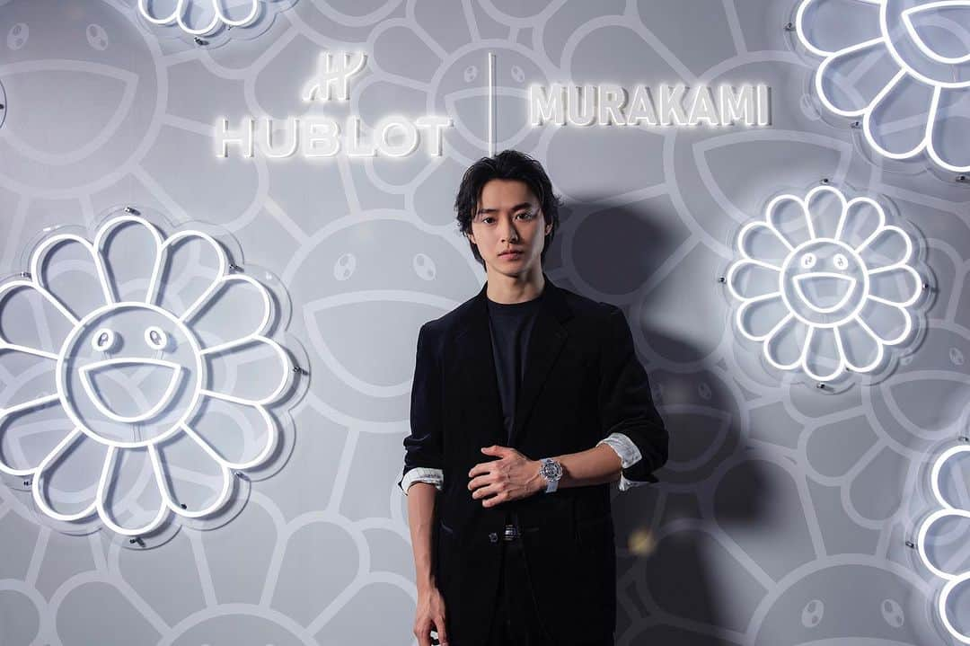 ウブロさんのインスタグラム写真 - (ウブロInstagram)「ウブロアンバサダーの山﨑賢人さん @kentooyamazaki が「HUBLOT SAPPHIRE NIGHT」にご来場。注目の最新作「MP-15 タカシムラカミ トゥールビヨン サファイア」をご覧いただき、ウブロの魅力と世界観を存分に楽しんでいただきました。  ©TM/KK #Hublot #TakashiMurakami  #ウブロ #村上隆 #山﨑賢人」11月15日 20時28分 - hublot_japan