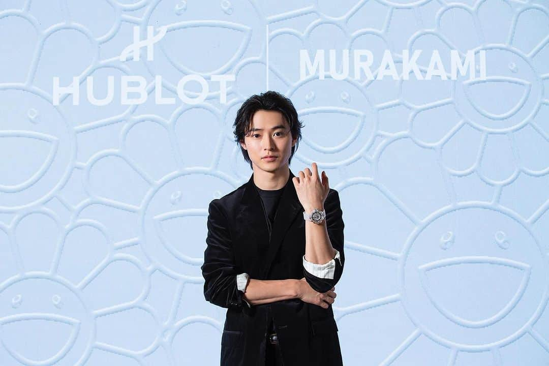 ウブロさんのインスタグラム写真 - (ウブロInstagram)「ウブロアンバサダーの山﨑賢人さん @kentooyamazaki が「HUBLOT SAPPHIRE NIGHT」にご来場。注目の最新作「MP-15 タカシムラカミ トゥールビヨン サファイア」をご覧いただき、ウブロの魅力と世界観を存分に楽しんでいただきました。  ©TM/KK #Hublot #TakashiMurakami  #ウブロ #村上隆 #山﨑賢人」11月15日 20時28分 - hublot_japan