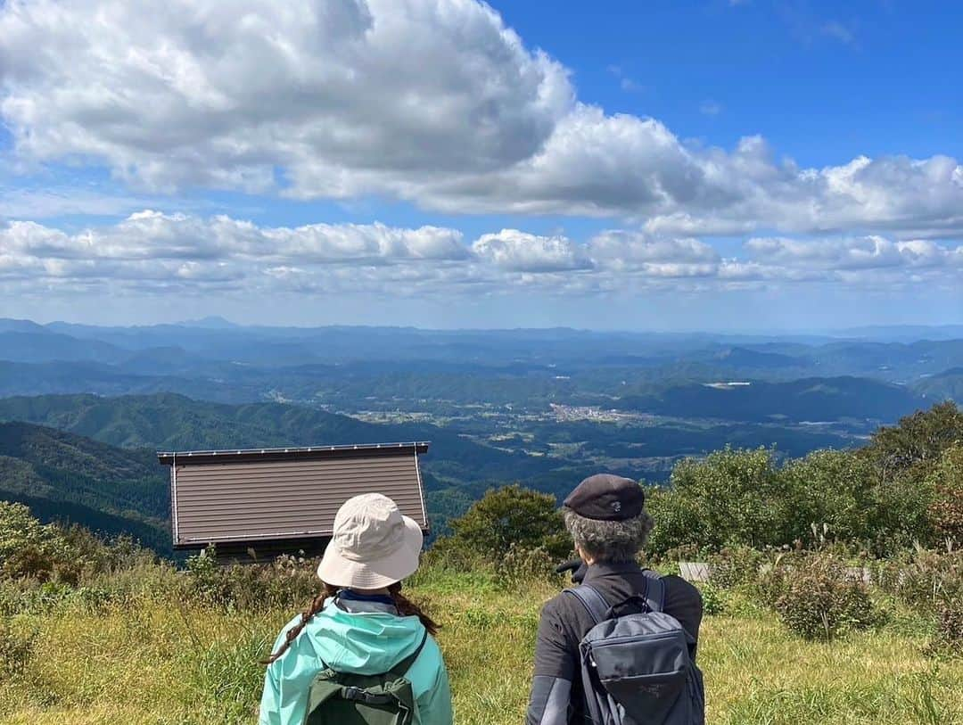 山根千佳さんのインスタグラム写真 - (山根千佳Instagram)「. . NHK「にっぽん百低山」 観て下さった皆さんありがとうございます☺️  下山後に吉田類さんと 日本酒で乾杯出来た事が嬉しすぎました！！  船通山の山頂は空気も美味しく、 心が洗われるような素敵な場所でした☀️  また暖かい季節になり、 カタクリが満開の頃にでも 登山好きの父と登りたいです🏃‍♂️  多くの反響があり嬉しかったです♡  そして本日は大相撲観戦に行ってきました！ 写真沢山撮ったのでまた載せます🌿 . . #吉田類 さん #にっぽん百低山 #nhk  #船通山 #船通山登山 #船通山山頂 #絶景  #登山 #登山女子 #登山好きな人と繋がりたい  #登山好き #山登り #山登り好きな人と繋がりたい  #登山コーデ #登山部 #山登り初心者 #山根千佳」11月15日 20時28分 - yamane_chika