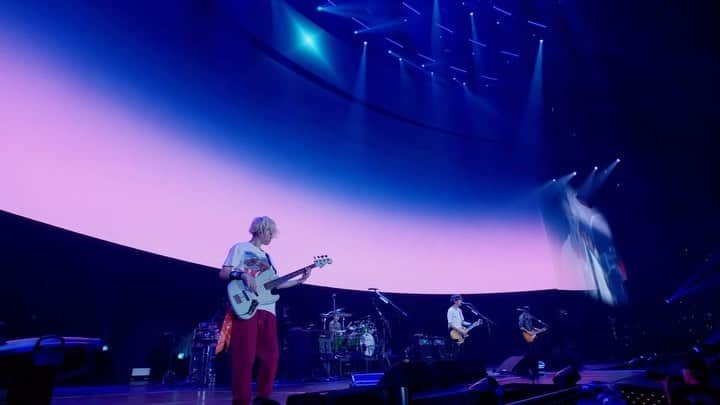 BUMP OF CHICKENのインスタグラム：「【be there】 オフィシャルアプリ「be there」のMOVIEに2019年に開催しました「BUMP OF CHICKEN TOUR 2019 aurora ark」から「プラネタリウム」のライブ映像を公開しました。是非ご覧ください！（このライブ映像はbe there more限定のコンテンツになります） https://www.bumpofchicken.com/contents/videos/MOVIE  #プラネタリウム」