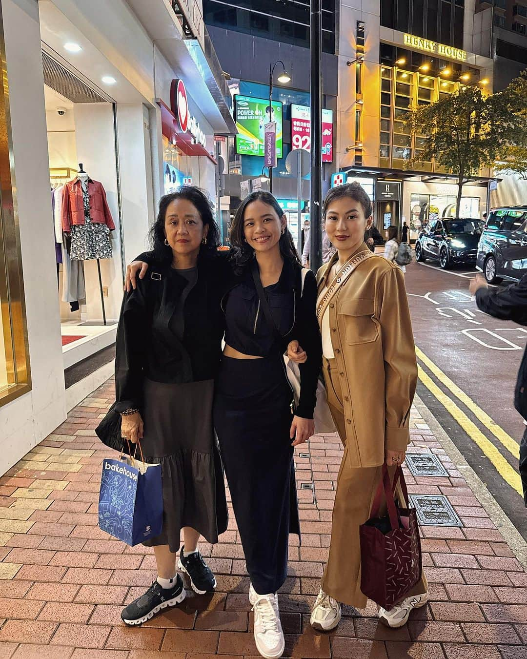 Alex Gonzagaさんのインスタグラム写真 - (Alex GonzagaInstagram)「One of my biggest blessings is having the best in laws! Random HK pics to celebrate our wedding anniversary ❤️」11月15日 20時23分 - cathygonzaga