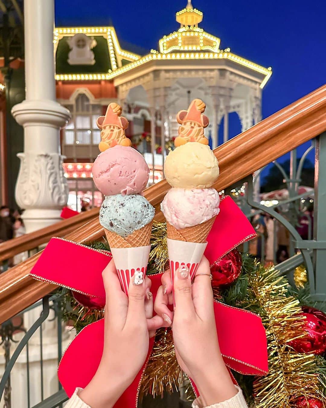 RIEさんのインスタグラム写真 - (RIEInstagram)「❤︎ 𝐃𝐢𝐬𝐧𝐞𝐲 𝐅𝐨𝐨𝐝 ❤︎ ⁡ ディズニーランドにインしたら 毎回食べるものといえばアイス🍨𖤐 ⁡ クリスマスシーズンはチョコ&ストロベリーの スペシャルサンデーも登場しておりますが🎅🏼 安定のアイスクリーム ダブルをオーダー📝 ⁡ リルリンリンのクッキー🍪を購入していたので せっかくなので一緒に乗せて撮り食べた( ･ᴗ･ )🌟 ⁡ 夢の国の魔法かもしれないけど🪄 アイスがまるまるしてて可愛いかつ ここのチョコミントだけは食べれる~👶🏼♥️ ⁡ ⁡ 店舗前の螺旋階段にもリースが装飾されて キラキラスポットで撮影できちゃいます🕯️ ⁡ ⁡ ⁡ 🍨アイスクリームダブル　¥700 ⁡ ▼ 販売店舗 🏰 東京ディズニーランド/ワールドバザール 　📍アイスクリームコーン ⁡ ⁡ ⁡ ⁡ 過去のディズニー投稿は👇🏼 🏰 #rietabi_disney  ⁡ ⁡ ⁡ ⁡ ⁡ ⁡ ⁡ #アイスクリームコーン #ディズニーフード #パークフード #ディズニーランドフード #ディズニークリスマスフード #ディズニーグルメ #クリスマスディズニー #クリスマスディズニーランド #ディズニーアイス #ディズニーグッズ #ディズニーランド #ディズニーフォトスポット #ディズニーネイル #tokyodisneyland #disneychristmas #도쿄디즈니랜드 #디즈니랜드」11月15日 20時29分 - rie_tabi