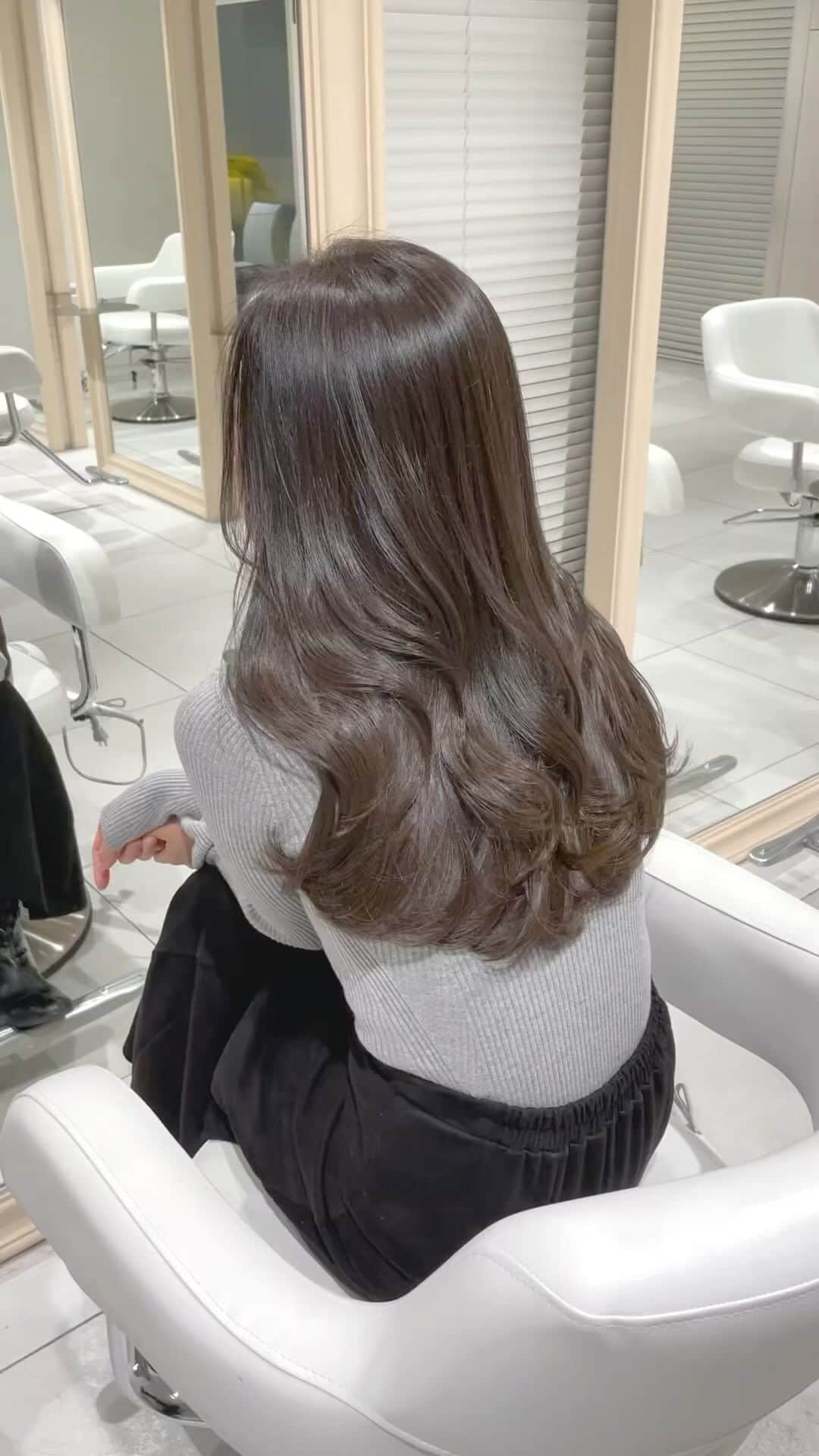 美容室ZACCのインスタグラム：「まとまりやすいように、扱いやすいように。  巻いた時に華やか、巻かなくても柔らかく自然な内巻きに。  巻きはご自宅でも簡単に再現できるように、 丁寧にレクチャーさせて頂きます🕊  ⁡ 保存してカウンセリング時に 見せて頂くとスムーズです🌱 ⁡ stylist by ZACC ginza @ayato_mizuno   ⁡ーーーーーーーーーーーーーーーーーーーーーーーーー ZACC ginza 〒104-0061 東京都中央区銀座1-5-12 銀座クリスタルタワー3階 03-6264-4036 （定休日/月曜）  【ご新規様🗣】 ZACCホームページからのネット予約 スタイリスト指名あり〝平日初回10%off〟  ーーーーーーーーーーーーーーーーーーーーーーーーー  #美容室#銀座美容室 #zacc#韓国風ヘア#韓国ヘア#大人ヘア #大人ヘアカラー  #ヘアスタイル  #透明感カラー  #ザック #東京美容室 #艶髪カラー#毛流れ #毛流れ美人#グレージュカラー #銀座美容師 #艶感#レイヤーカット #レイヤーロング#かきあげ前髪 #赤み消しカラー」
