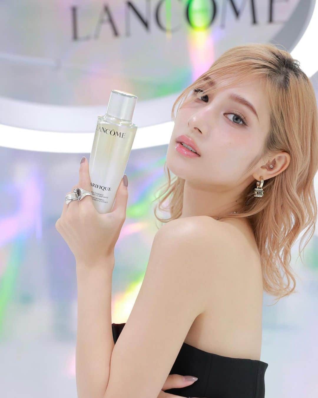 南部桃伽のインスタグラム：「ㅤㅤㅤㅤㅤㅤㅤㅤㅤㅤㅤㅤㅤ  @lancomeofficial 🤍✨  ランコムの化粧水 クラリフィックがリニューアルして新登場🖤  hair @saki_vekka  #PR #クラリフィック #満たされ透明肌 #lancomeskincare」
