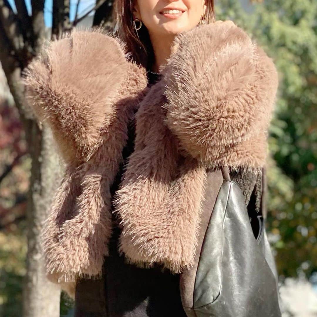 keikobun34のインスタグラム：「・ ▶︎ お久しぶりです‼︎  予期せぬ入院と予定していた入院が重なって、 知らないうちに終わっていた10月。  回復に向かってますが、 まだ体力がなくて動いては休んで、、、 と言う感じ過ごしてます。  寒くなったタイミングで届いた @think_fur のエコファーカーディガン。 軽くて着心地良くて暖かい♥︎  #大人カジュアル #アラフィフコーデ #アラフォーコーデ #40代ファッション #40代コーデ #50代ファッション #50代コーデ  #アラフィフモデル #エコファー#シンクファー #womanover50 ##over50women  #over50#over50style #over50fashion  #womanover40 ##over40women  #over40#over40style #over40fashion #fakefur#thinkfur」