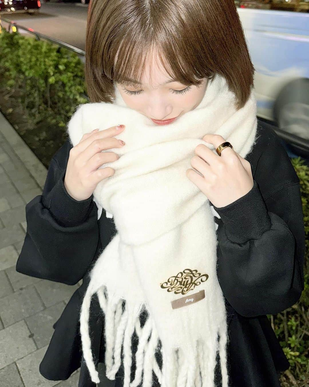 朝長美桜のインスタグラム：「☃️🧣🤍  急に寒くなってきて、びっくり🥹 マフラーが大活躍してくれる時期になるのは嬉しい🫶🏻✨  昨日のインスタライブでも沢山コメントをいただいていたAmyマフラー🧣 二つ目のカラーは、定番の真っ白カラーです♡ レフ板効果で写真撮っても盛れちゃう📸  さあ、あと何色あるでしょう？😏🤍 お楽しみに♡♡  今年の冬はAmyマフラーで一緒に乗り越えましょっ☃️  #Amy#Amyaccessory#マフラー#ブローチ#jumelle#ジュメロ」