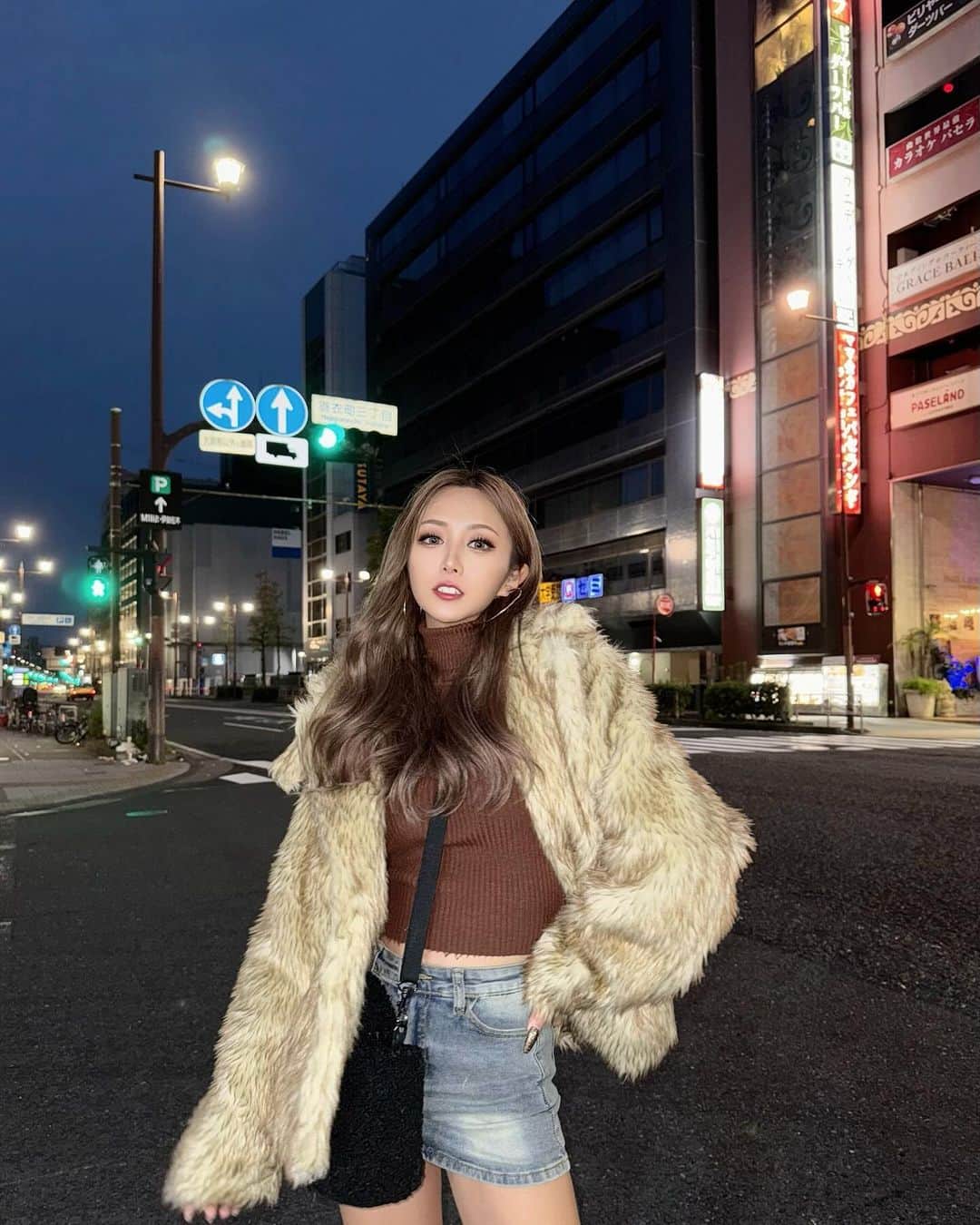 れいたぴのインスタグラム：「🖤 たぴさん究極の寒がりすぎてもうアウターは 冬仕様でふ。。。 薄着でなんて外出れません！！！  outer  @aclent_official  tops　@shein_japan  bottom  @shein_japan  bag  @uggjapan  #たぴメーカー」
